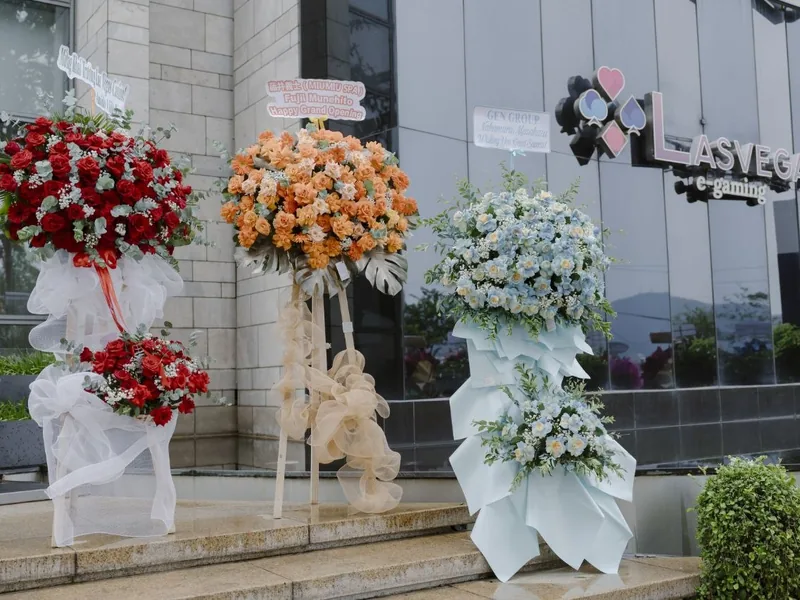 라스베가스 카지노 입구 간판과 오픈 축하 화환 — 다낭 카지노