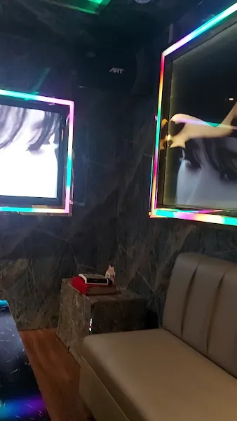넘버원 가라오케 1군 레탄톤 거리 가라오케 룸